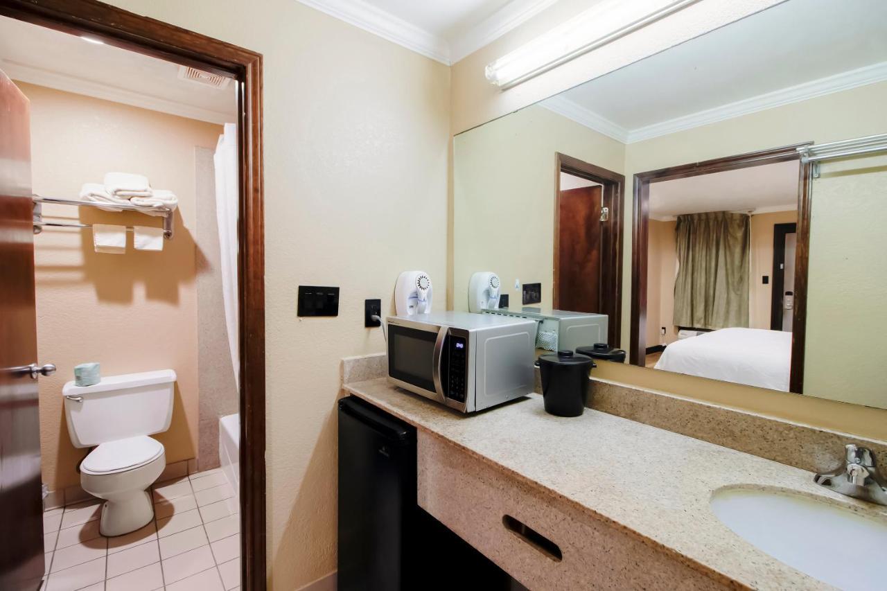 Oyo Pinewood Inn & Suites Silsbee Zewnętrze zdjęcie