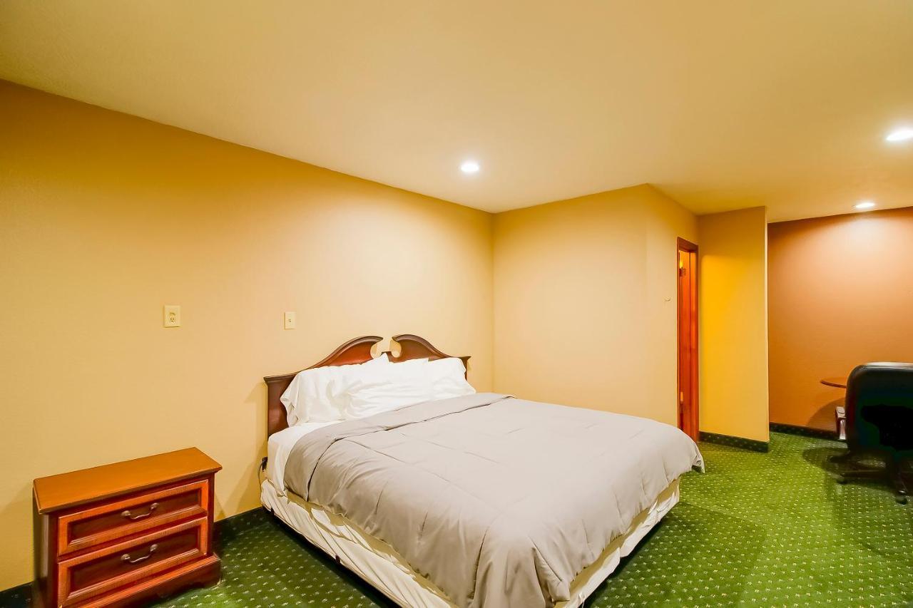 Oyo Pinewood Inn & Suites Silsbee Zewnętrze zdjęcie