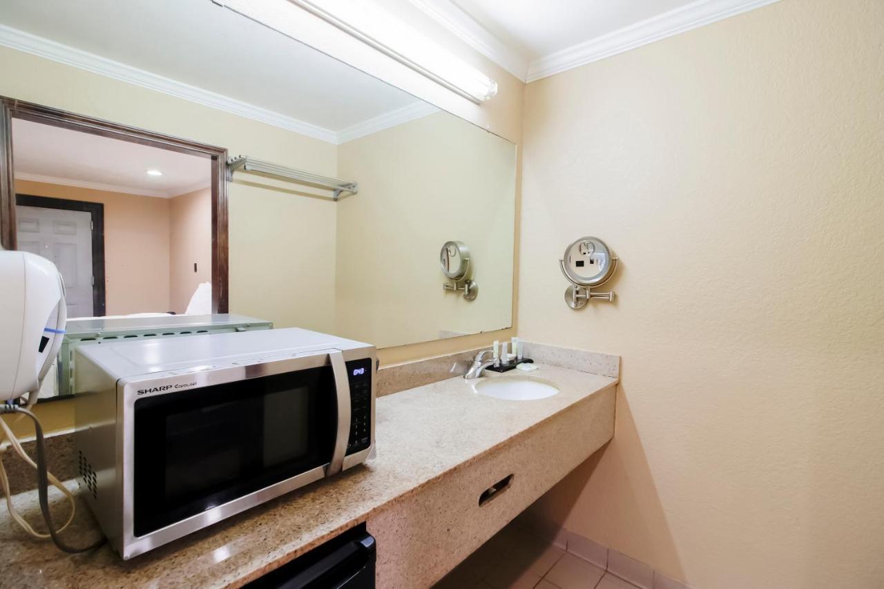 Oyo Pinewood Inn & Suites Silsbee Zewnętrze zdjęcie