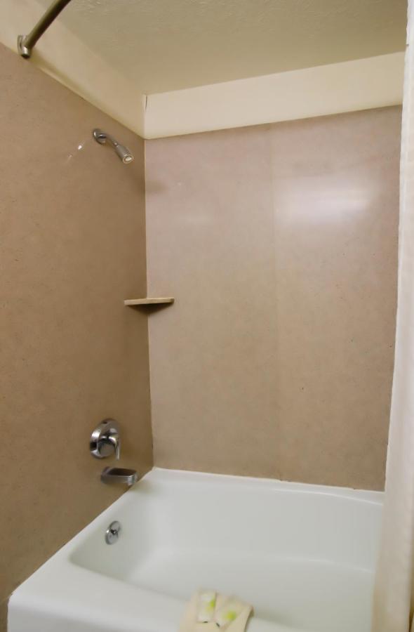 Oyo Pinewood Inn & Suites Silsbee Zewnętrze zdjęcie