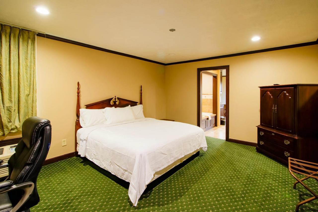 Oyo Pinewood Inn & Suites Silsbee Zewnętrze zdjęcie