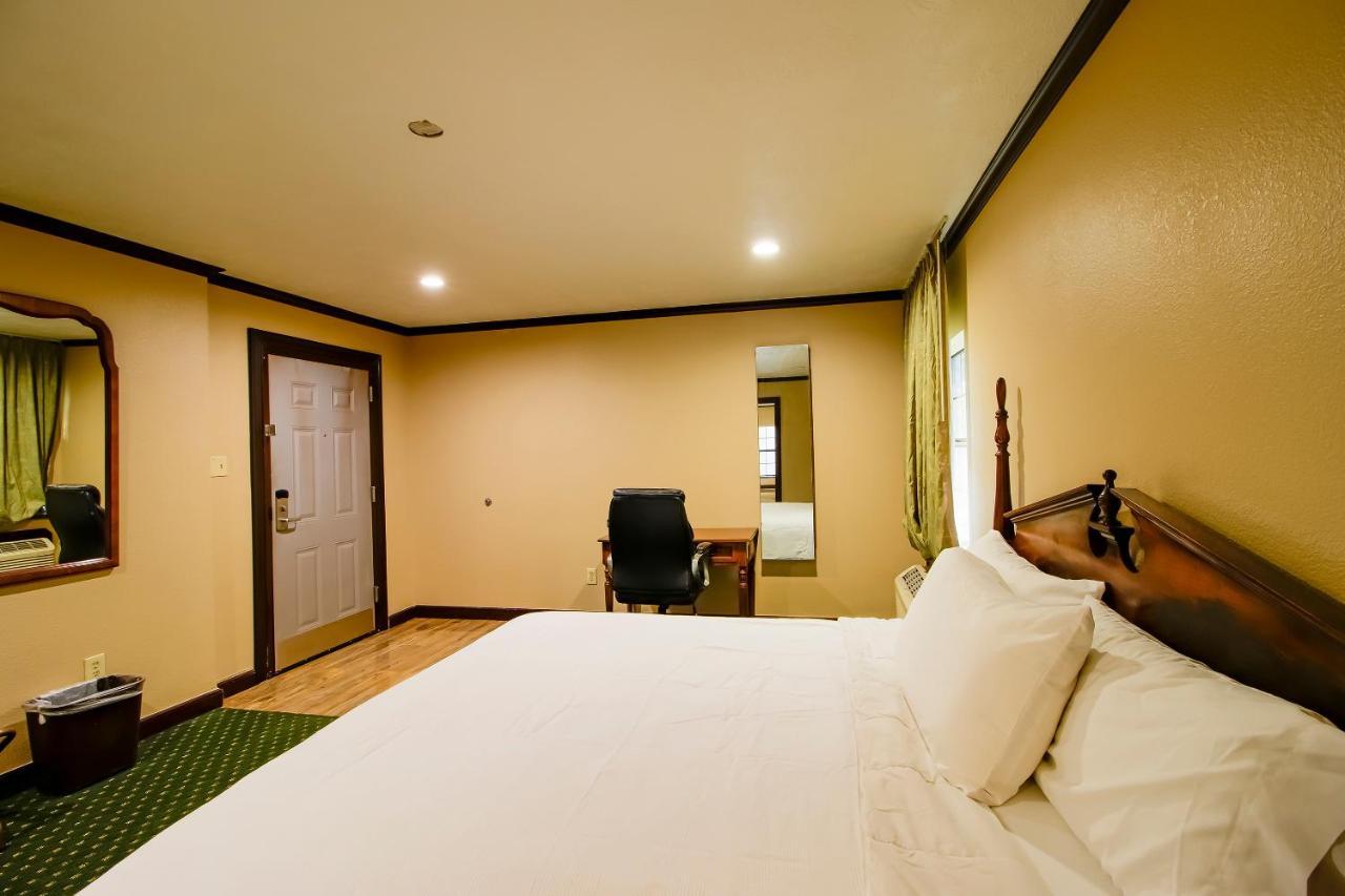 Oyo Pinewood Inn & Suites Silsbee Zewnętrze zdjęcie