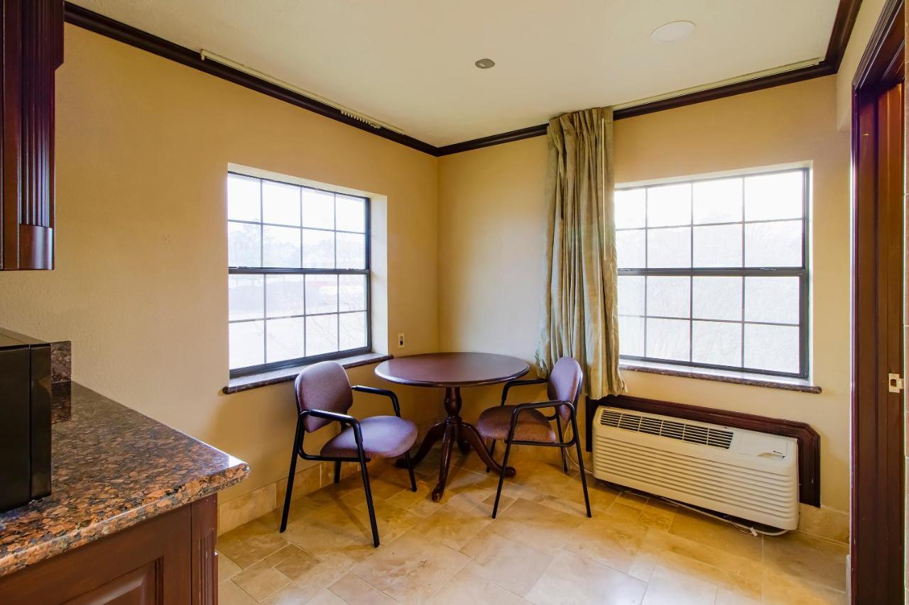 Oyo Pinewood Inn & Suites Silsbee Zewnętrze zdjęcie