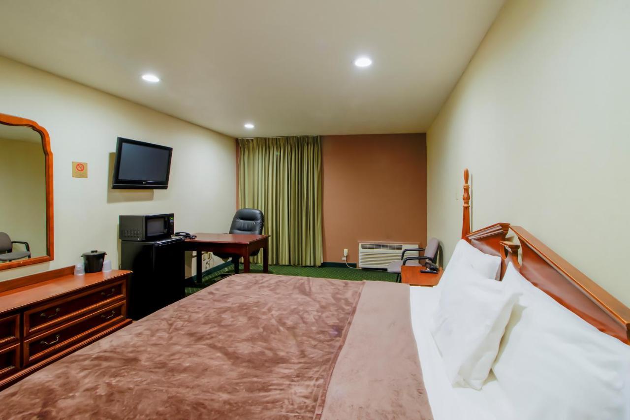 Oyo Pinewood Inn & Suites Silsbee Zewnętrze zdjęcie